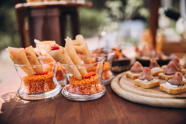 Jedzenie Impreza Talerze Przekąskami Dla Gości Drewnianym Stole — Zdjęcie stockowe