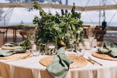 Güzel bir düğün masasının yakın plan çekimi.