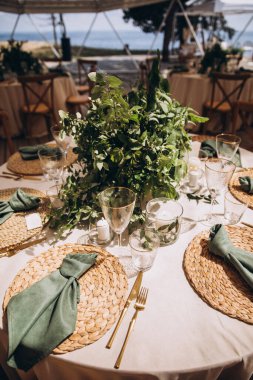 Güzel bir düğün masasının yakın plan çekimi.