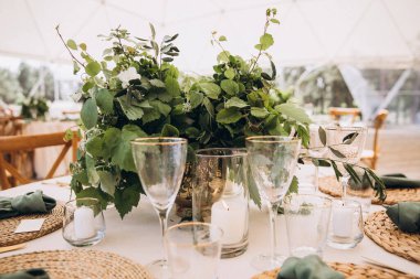 Güzel bir düğün masasının yakın plan çekimi.