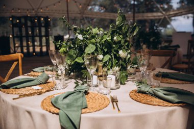 Güzel bir düğün masasının yakın plan çekimi.