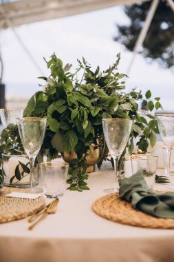 Güzel bir düğün masasının yakın plan çekimi.