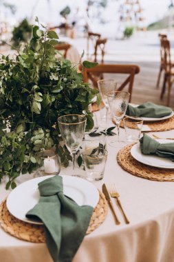 Güzel bir düğün masasının yakın plan çekimi.