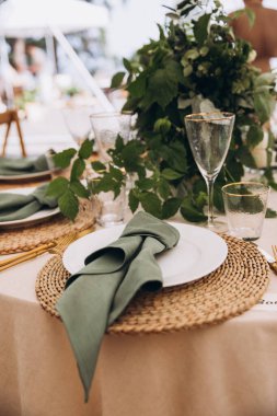 Güzel bir düğün masasının yakın plan çekimi.