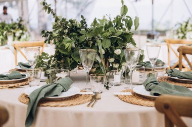 Güzel bir düğün masasının yakın plan çekimi.