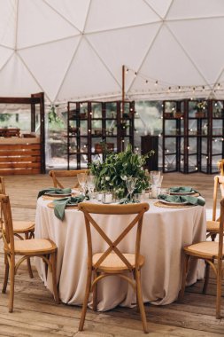 Güzel bir düğün masasının yakın plan çekimi.