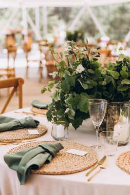 Güzel bir düğün masasının yakın plan çekimi.