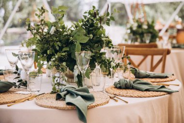 Güzel bir düğün masasının yakın plan çekimi.