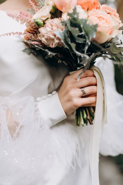 Potret Mempelai Wanita Dengan Buket Bunga Pernikahan — Stok Foto