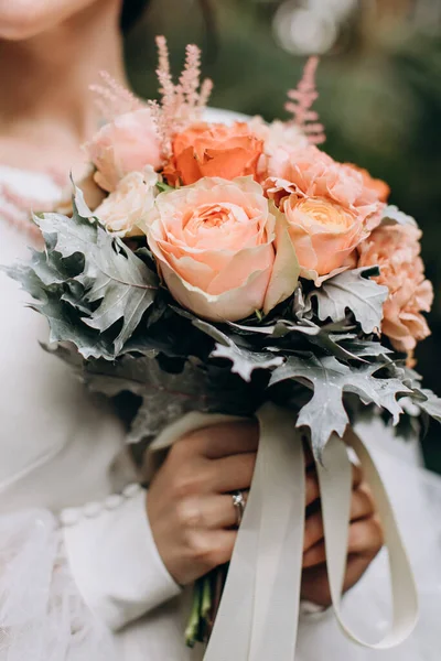 Potret Mempelai Wanita Dengan Buket Bunga Pernikahan Stok Foto