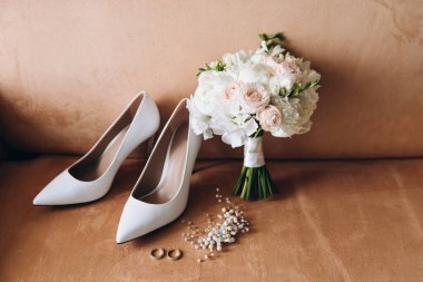 Düğün ayakkabıları ve çiçeklerin yakın plan çekimi.