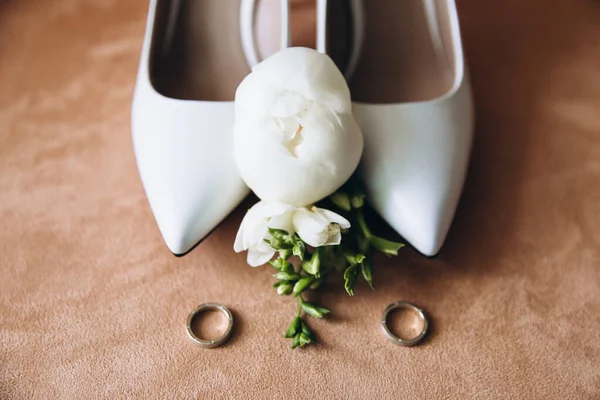 Gros Plan Sur Les Chaussures Mariage Les Fleurs — Photo