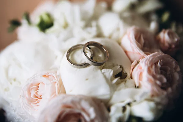 Zblízka Záběr Krásné Snubní Prsteny — Stock fotografie