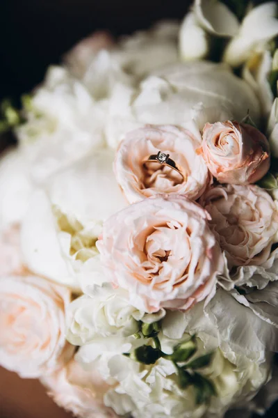 Close Shot Engagement Ring Bridal Bouquet — Stock Photo, Image