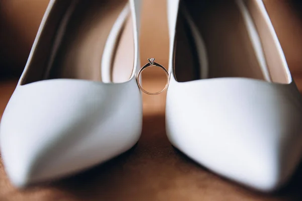 Foto Close Sepatu Pengantin Dan Cincin Pertunangan — Stok Foto