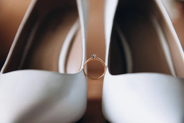 Foto Close Sepatu Pengantin Dan Cincin Pertunangan — Stok Foto