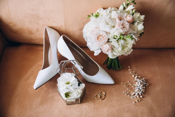 Foto Close Sepatu Pernikahan Dan Bunga — Stok Foto