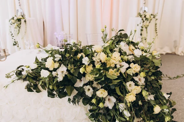 式のための美しい結婚式の装飾の風光明媚なショット — ストック写真