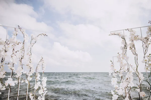 Bunga Anggrek Putih Lengkungan Pernikahan Pantai — Stok Foto