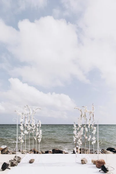 Λευκή Ορχιδέα Λουλούδια Γαμήλια Αψίδα Στην Παραλία — Φωτογραφία Αρχείου