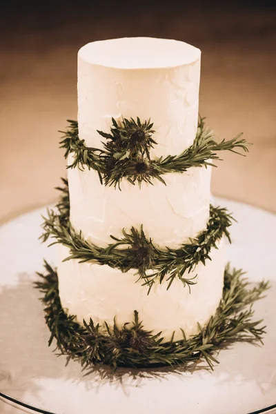 ローズマリーの枝を持つ美しいウェディングケーキのクローズアップショット — ストック写真