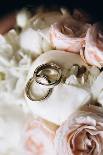 Közeli Felvétel Gyönyörű Jegygyűrűkről Stock Kép