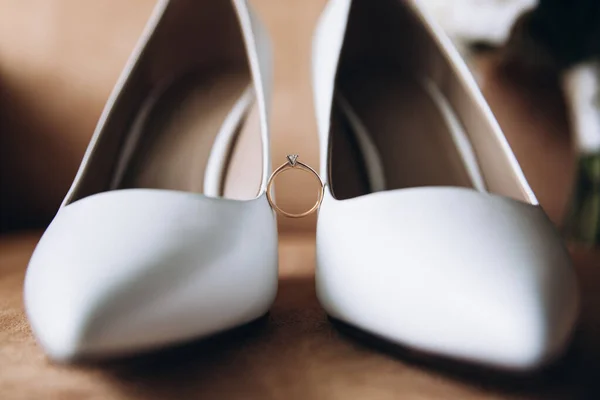 Foto Close Sepatu Pengantin Dan Cincin Pertunangan Stok Gambar Bebas Royalti