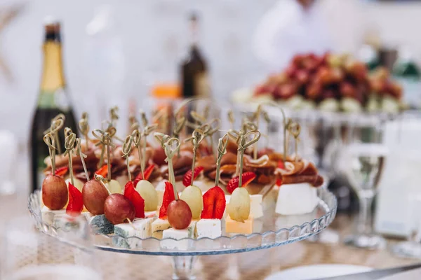 Meja Resepsi Pernikahan Dengan Gelas Dan Anggur Stok Gambar Bebas Royalti