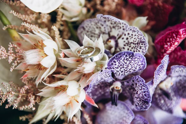Close Shot Beautiful Flowers Bouquet Wedding Rings — Stock Photo, Image
