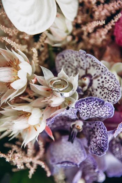 Foto Close Dari Buket Bunga Yang Indah Dengan Cincin Kawin — Stok Foto