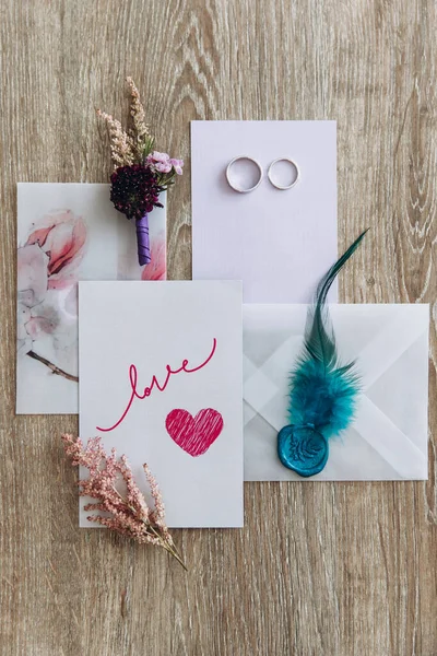 Kartu Ucapan Dengan Dekorasi Dan Cincin Kawin Atas Meja Kayu — Stok Foto