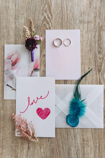 Kartu Ucapan Dengan Dekorasi Dan Cincin Kawin Atas Meja Kayu — Stok Foto