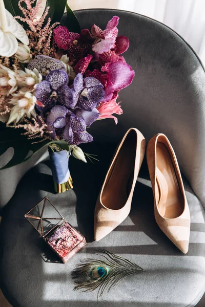 Közelkép Esküvői Cipőkről Virágokról Stock Kép