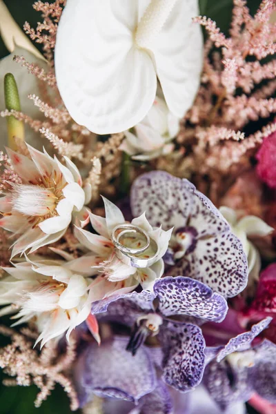 Közeli Felvétel Gyönyörű Virágok Csokor Jegygyűrűvel Stock Fotó