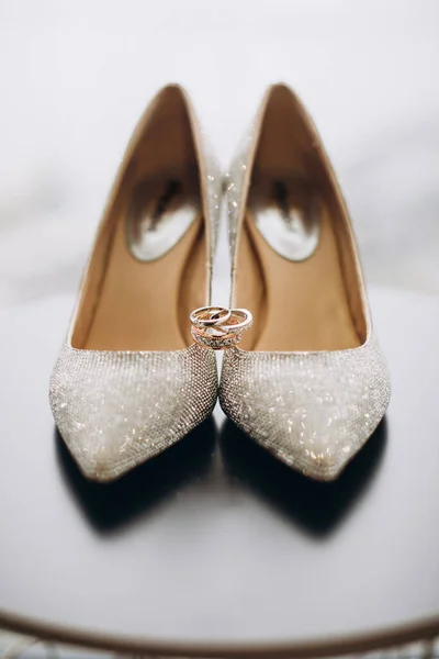 Jegygyűrűk Esküvői Cipőn — Stock Fotó