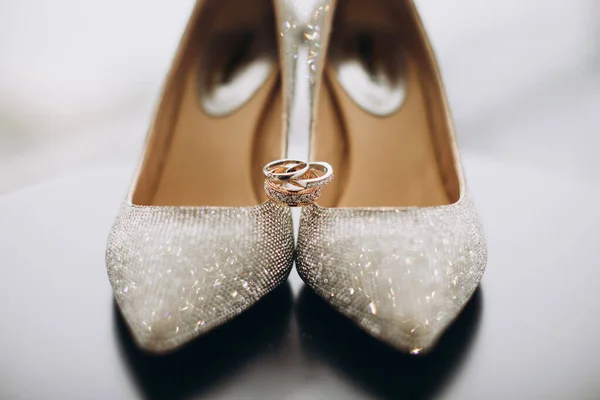 Cincin Pernikahan Pada Sepatu Pernikahan — Stok Foto