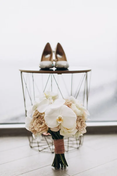 Karangan Bunga Pernikahan Dan Sepatu Pengantin Wanita Aksesoris Pernikahan — Stok Foto