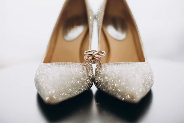 Cincin Pernikahan Pada Sepatu Pernikahan — Stok Foto