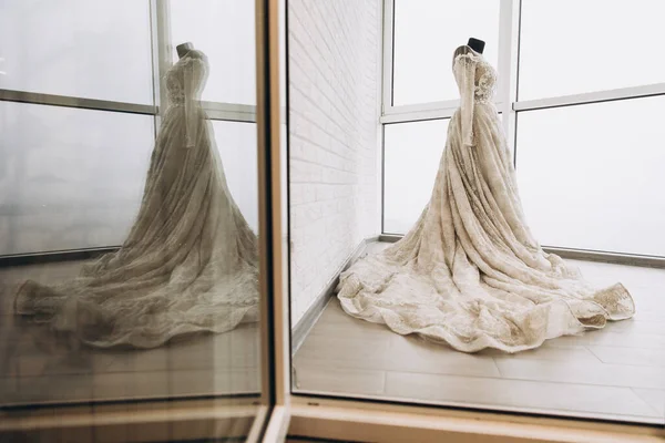 Schaufensterpuppe Mit Brautkleid — Stockfoto