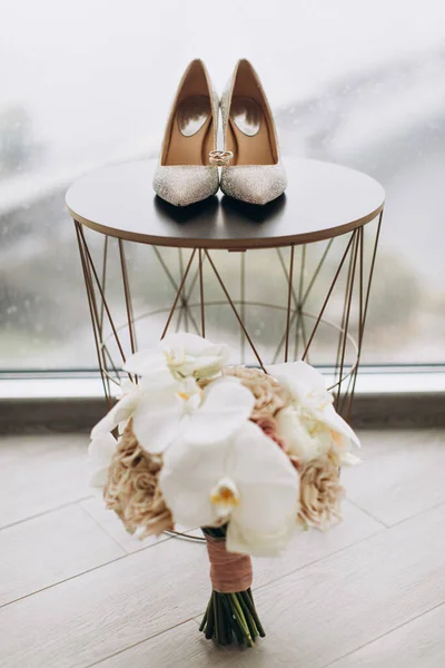 Karangan Bunga Pernikahan Dan Sepatu Pengantin Wanita Aksesoris Pernikahan — Stok Foto