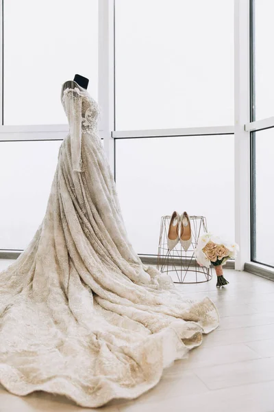 結婚式のドレスや靴や結婚式の花束とマネキン — ストック写真
