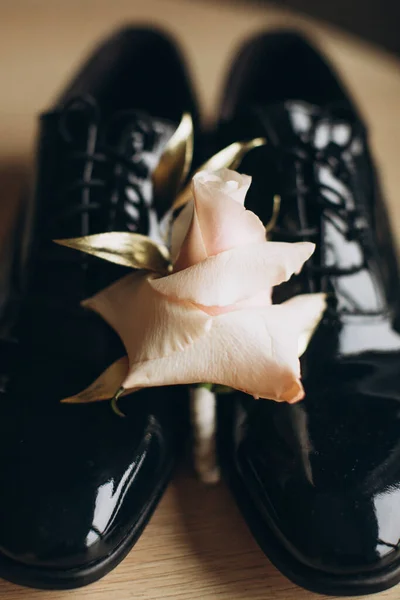 Sepatu Pernikahan Hitam Untuk Pengantin Pria Dan Bunga Mawar — Stok Foto