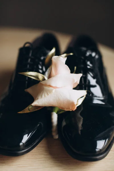 Sapatos Casamento Preto Para Noivo Rosa Flor — Fotografia de Stock