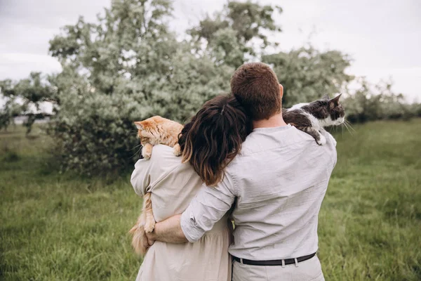 Pasangan Dengan Kucing Berpelukan Taman Musim Panas — Stok Foto