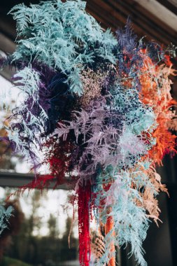 Düğün alanı dekoratif paneller ve renkli çiçek düzenlemeleri ile dekore edilmiştir.