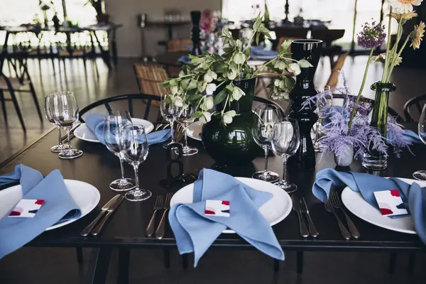 Meja Perjamuan Dihiasi Dengan Bunga Piring Atas Meja Dengan Serbet — Stok Foto