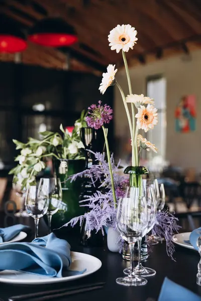 Aransemen Dekorasi Bunga Meja Persiapan Untuk Upacara Pernikahan — Stok Foto