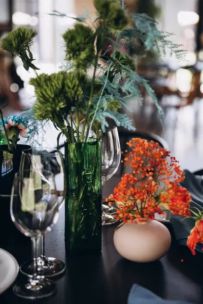 結婚式パーティーのエリアでサーブテーブルの上に立っている花の構成 ロイヤリティフリーのストック画像