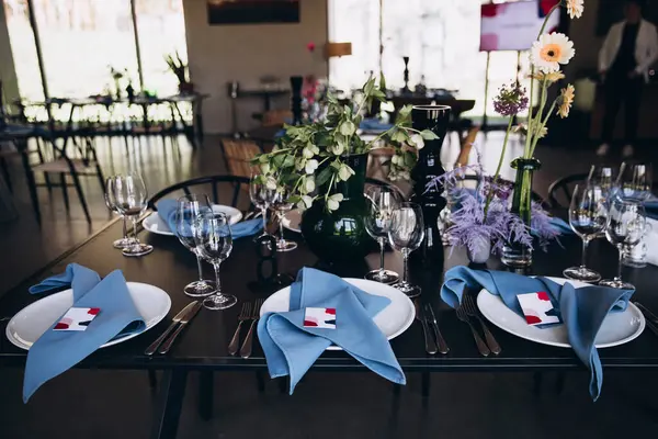 Bankett Asztalok Díszített Virágok Ételek Asztalokon Kék Szalvéták Poharak Színes Stock Kép