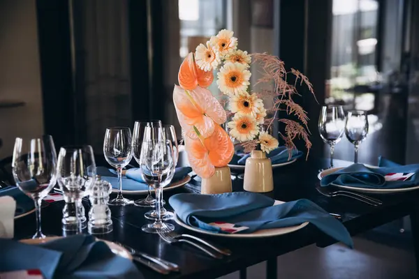 Arrangements Décoration Fleurs Sur Des Tables Installées Pour Cérémonie Mariage Image En Vente